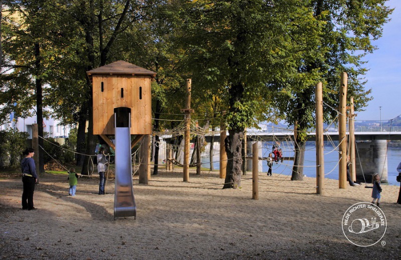 Richter_Baumhaeuser_auf_Spielplaetzen