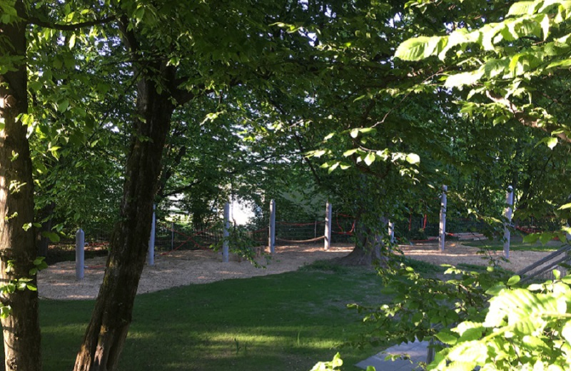 Richter_Seilparcours_mit_Betonpfeilern_in_Kita_Muenchen-1
