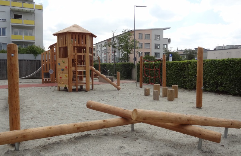 Richter_Spielgeraete_Fuenfeckturm_Balanceparkour-1