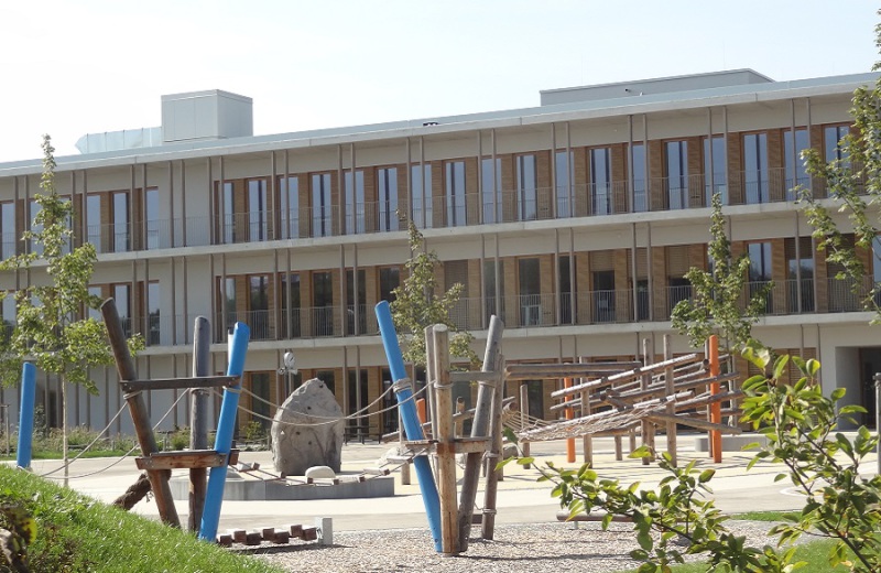 Richter_Spielgeraete_Grundschule_München_Dreieckspodest_Kletterstruktur