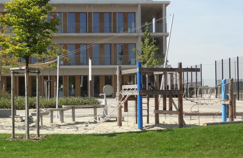 Richter_Spielgeraete_Grundschule_München_Dreieckspodest_Kletterstruktur