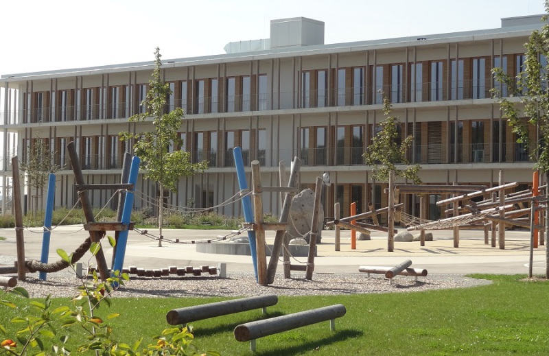 Richter_Spielgeraete_Grundschule_München_Dreieckspodest_Kletterstruktur