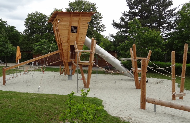Richter_Spielgeraete_Kiga_Baumhaus_Dreieckspodest_Niedrigseilparkour-1