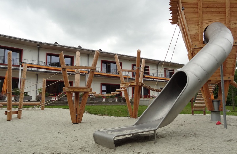 Richter_Spielgeraete_Kiga_Baumhaus_Dreieckspodest_Niedrigseilparkour-2