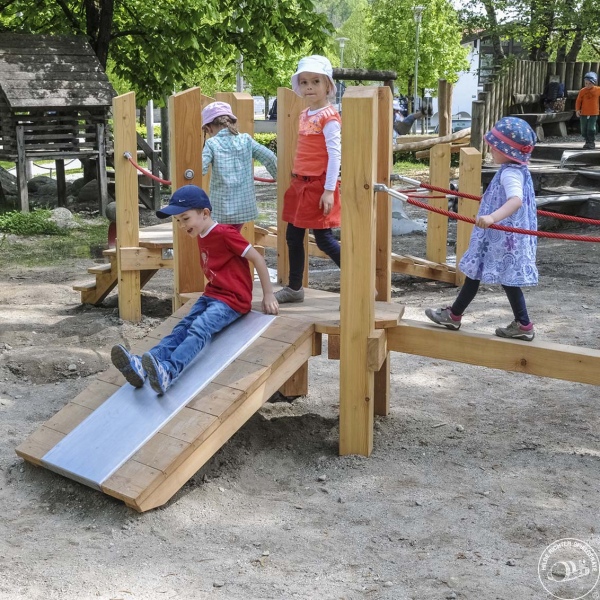 Richter_Spielgeraete_Kleinkindparkour_Rutschblech