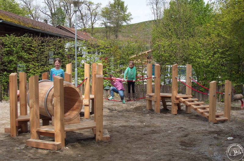 Richter_Spielgeraete_Kleinkindparkour_zum_Balancieren_mit_Krabbelroehre
