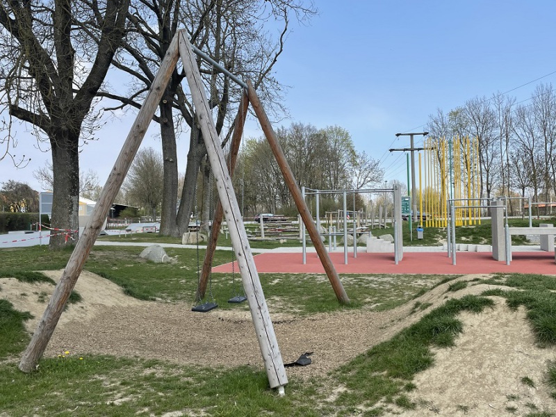 Richter_Spielgeraete_ueberhohe_Zweifachschaukel