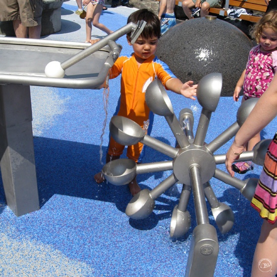 Richter_Spielgeraete_Grosses_Schaufelrad_an_Edelstahlrinnen_EPDM-Spielplatz