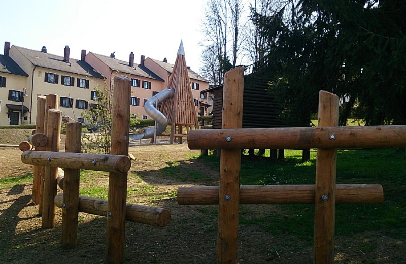 Richter_Spielgeraete_Jugendtreffpunkt_Sitzzaun