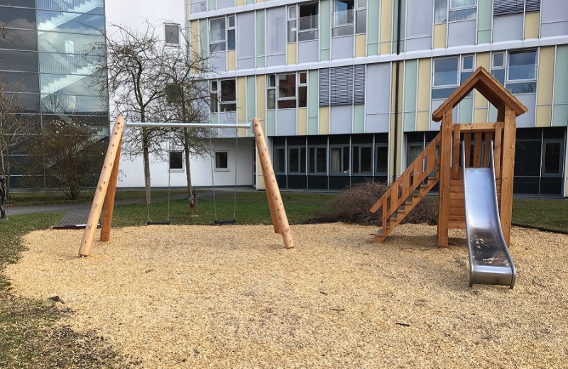 Richter_Spielgeraete_Rutsche_wiederverwendet_Spielturm_mit_Rutsche_Schaukel_nachher