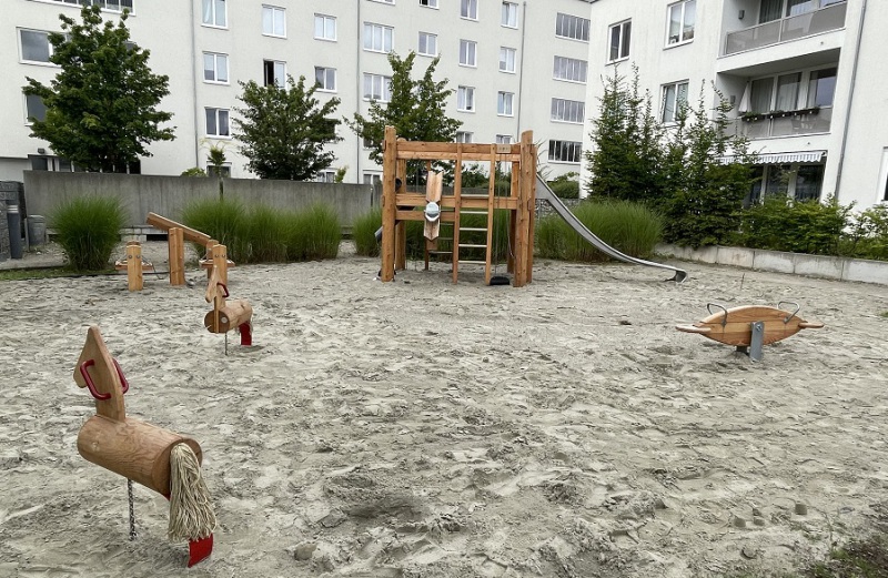 Richter_Spielgeraete_Viereckplattform_Sandwippe_mit_Sandsieben_Muenchen_Riem-1