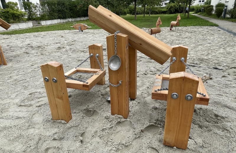 Richter_Spielgeraete_Viereckplattform_Sandwippe_mit_Sandsieben_Muenchen_Riem-2