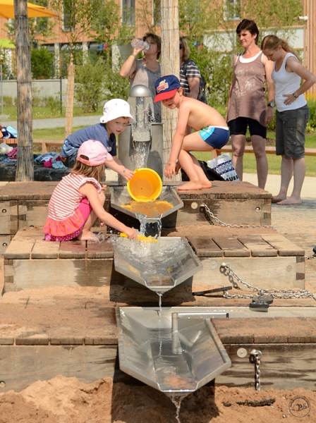 Richter_Spielgeraete_Aquadrat_Wasserspiel_mit_Wasserspender_Edelstahlrinnen