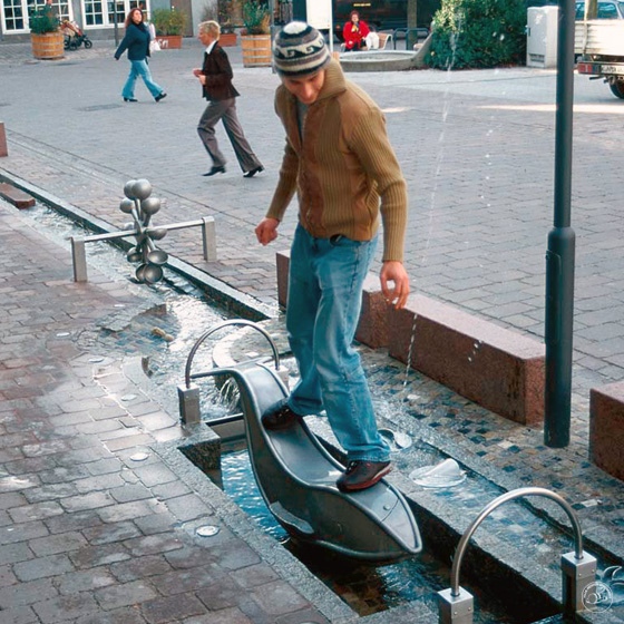Richter_Spielgeraete_Kleiner_Wal_Wasserpumpe_Innenstadt_Spielplatz