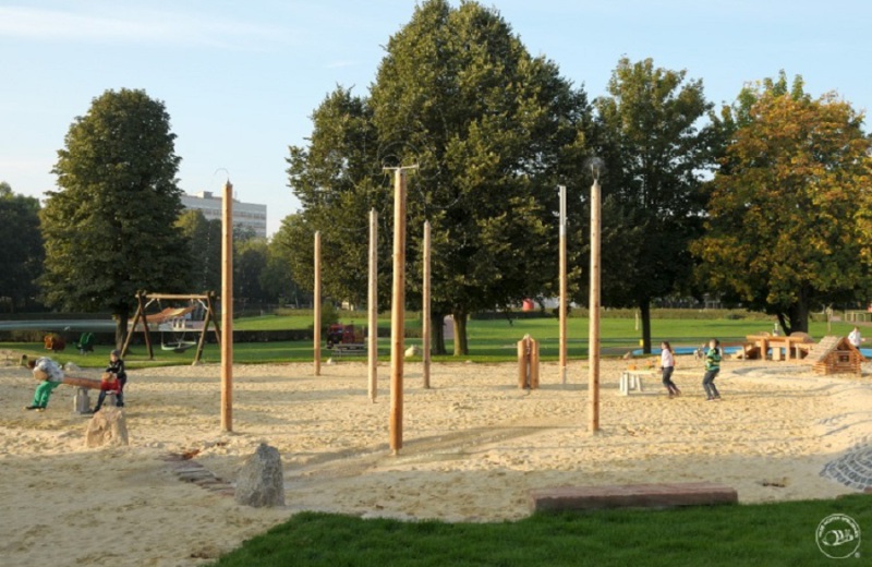 Richter_Spielgeraete_Wasserwald_natur_in_Sandflaeche
