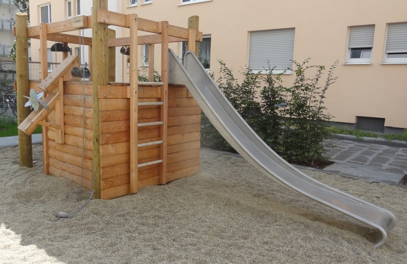 Richter_Spielgeraete_wohnnaher_Spielplatz_Bauwerksgeruest_Sandspieltischen-1