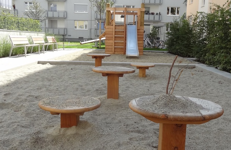 Richter_Spielgeraete_wohnnaher_Spielplatz_Bauwerksgeruest_Sandspieltischen-2