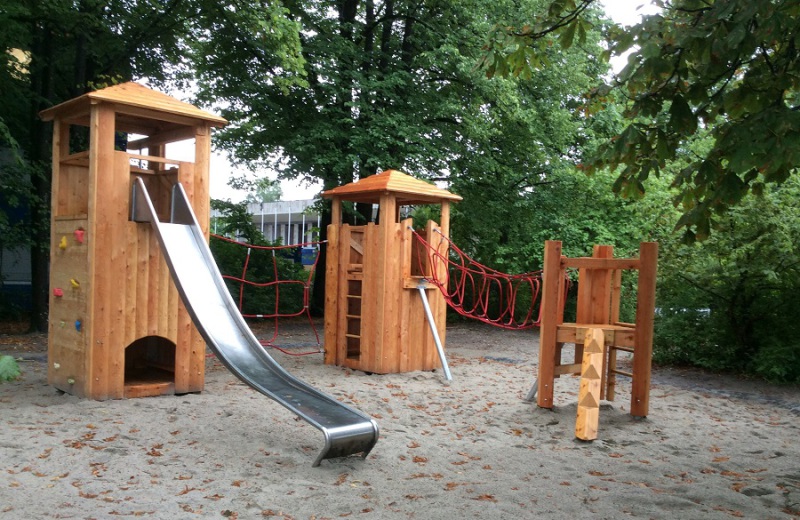 Richter_Turmkombi_Dach_Rutsche_Kletternetz_Seilbruecke_Dreieckshuette-1