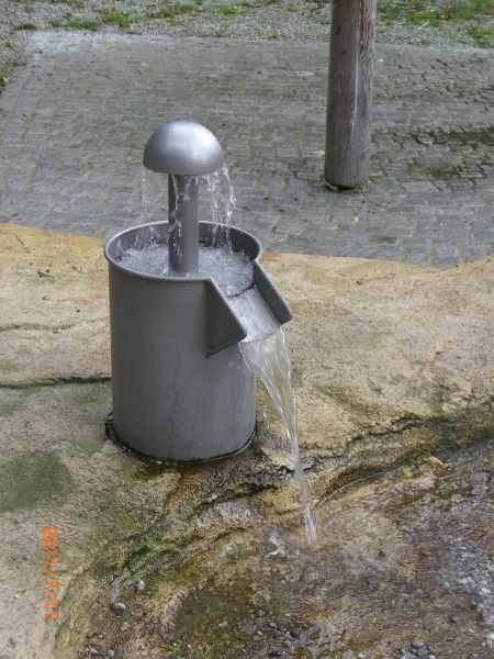 Richter_Wasserwald-Spielplatz_mit_Felsstruktur_vor_Seniorenheim-3