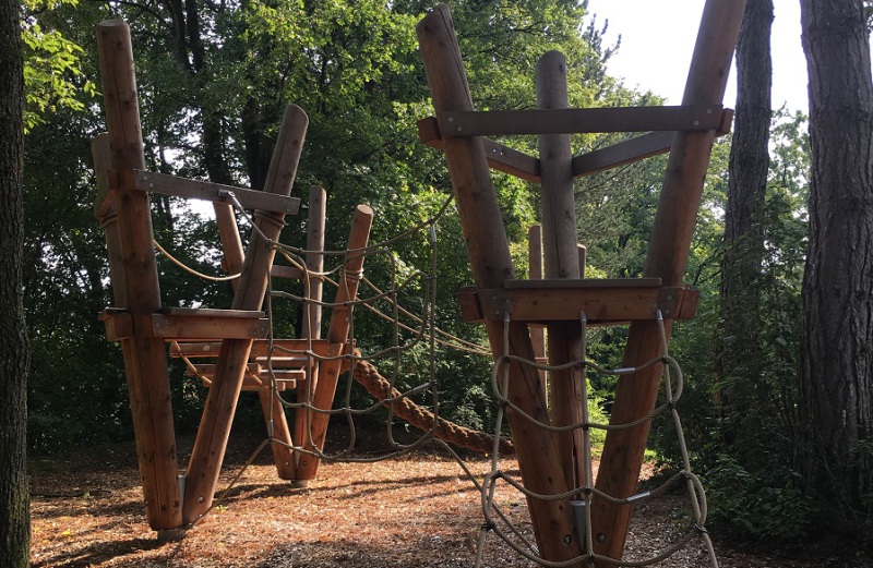 Richter_Spielgeraete_Niedrigseilparcour_Kiga_Muenchen_Balancierparcour_Dreieckspodeste