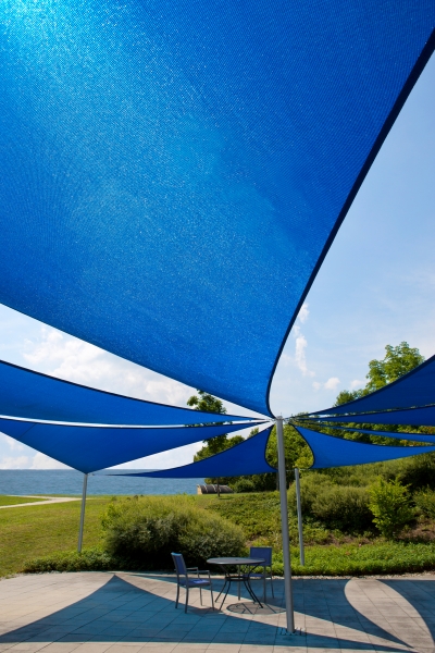 Sonnensegel-Home-Comfort-von-Caravita-in-blau-Dreick-Installation