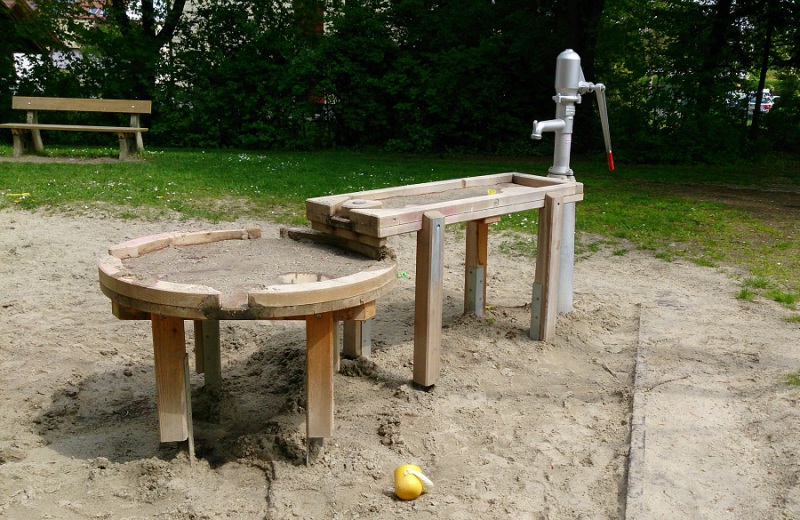 Richter_Spielplatzpumpe_mit_Rinne_Matschtisch_oeffentl_Spielplatz-1